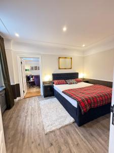 a bedroom with a bed with a red blanket and a desk at Whisperwood Apartment in Colnrade