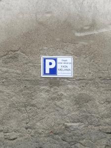 a parking sign on the ground in the street at Casa FATA MELANIA-free parking-self check in in Tavernerio