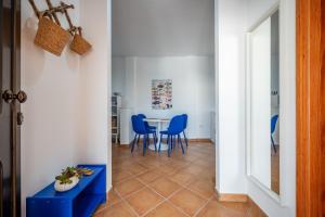 ein Esszimmer mit blauen Stühlen und einem Tisch in der Unterkunft Salitre in Ajuy + 39 Fotos