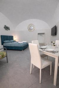 a living room with a table and a bed at Diana Flavia Suites in Pozzuoli