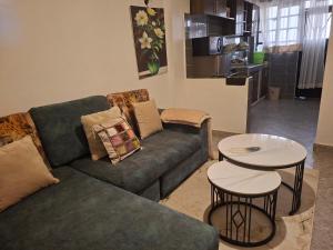 ein Wohnzimmer mit Sofa und Tisch in der Unterkunft Ben's Apartment in Ngong