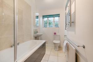 a bathroom with a tub and a toilet and a sink at 3 Bed in Worth Matravers oc-wy334 in Worth Matravers +22 photos