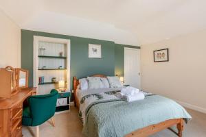 a bedroom with a bed with a desk and a chair at 2 Bed in Berwick-upon-Tweed oc-l32027 in Kyloe
