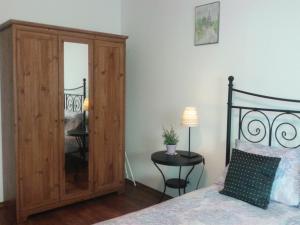 1 dormitorio con 1 cama y armario de madera en Jazz Old Town Apartment, en Cracovia