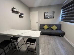 a living room with a couch and a table and chairs at Depa Equipado Zona de Estadios & Restaurantes in Veracruz +22 photos