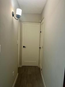 an empty hallway with a white door and a light at Depa Equipado Zona de Estadios & Restaurantes in Veracruz