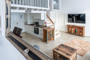 a kitchen and living room with a counter and a table at Villa Backstein mit kostenfreien Parkplätzen und 8 E - Ladestationen in Schwerin