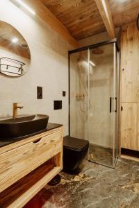 un bagno con lavandino nero e doccia di Drevia a Istebna Altre 56 foto