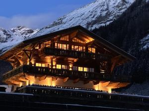a log cabin in the mountains at night at Grand Chalet in Flattach