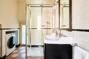 a bathroom with a sink and a shower at Boutique Apartment nel Borgo - Casa Olga e Casa Ilde - Le Dimore del centro in Santarcangelo di Romagna