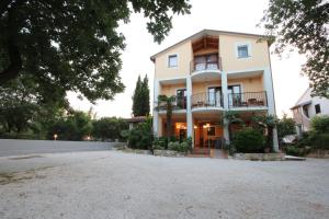 Casa blanca grande con entrada grande en Rooms and Apartment Feral, en Rovinj