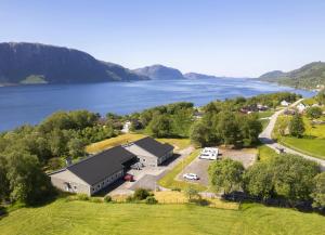 eine Luftaufnahme eines Gebäudes neben einem See in der Unterkunft Sognhostel in Sørbø