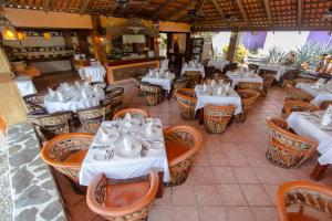 Restaurace v ubytování Decameron Los Cocos Guayabitos, Ramada All-Inclusive Resort + 20 fotografií