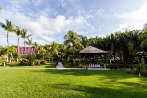 Jardín al aire libre en Decameron Los Cocos - All Inclusive