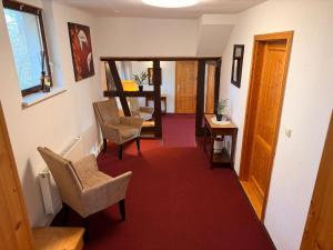 a hallway with chairs and a table in a room at Monteur Darius in Spiesheim