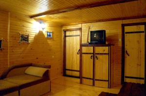 TV a/nebo společenská místnost v ubytování Usadba Okhotnichiy Dvor