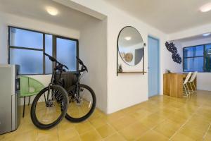 a bike parked in a room with a mirror at Villa Esterito - La Paz Baja California Sur in La Paz