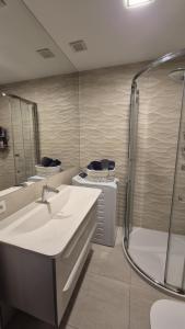 ein Badezimmer mit Waschbecken und Dusche in der Unterkunft Malina in Sulęcin