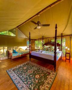 a bedroom with two beds and a ceiling fan at Colina Secreta - Glamping and Villas in Puerto Viejo