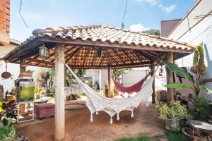 a hammock under a pergola in a backyard at Suite com ar in Jaú