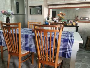 a kitchen with a table with a blue and white table cloth at Suite com ar in Jaú