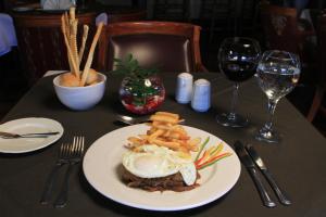 Makanan di atau berdekatan hotel
