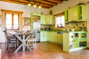 Una cocina o zona de cocina en Arodamos Villa with a pool, children's games, and BBQ, perfect for 23 people!