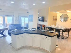 a living room with a hair salon with a table at Las Palmas 4BR 4BA Penthouse OV 701 in Campo del Medio