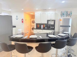 a kitchen with a table with chairs and a refrigerator at Las Palmas 4BR 4BA Penthouse OV 701 in Campo del Medio