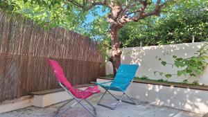 two chairs sitting in front of a fence at La Valiette in La Seyne-sur-Mer