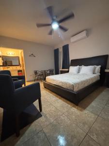 a bedroom with a bed and a ceiling fan at Habitación Roble, cómoda y espaciosa in Saltillo