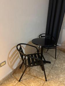 two chairs and a table in a room at Habitación Roble, cómoda y espaciosa in Saltillo