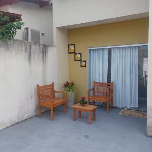 two chairs and a table on a patio at Descanso Paz e sossego com muito aconchego in Prado