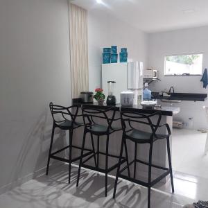 a kitchen with a table and chairs in a room at Descanso Paz e sossego com muito aconchego in Prado