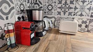 a kitchen counter with a blender and a toaster at La Valiette in La Seyne-sur-Mer