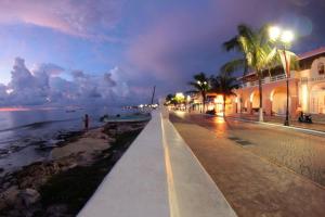 una strada vicino all'oceano di notte di Mima's Village Cozumel a Cozumel