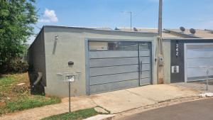 a garage with two doors and a basketball hoop at Casa Holambra Van den Broek in Holambra