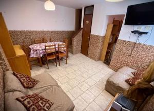 a living room with a table and a dining room at Ocean Blue in Huanchaco