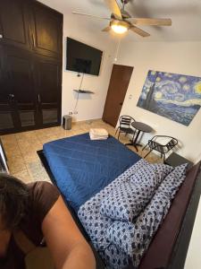 Eine Frau liegt auf einem Bett in einem Zimmer in der Unterkunft Habitacion Arboleda in Saltillo