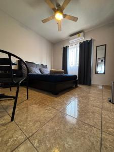 ein Wohnzimmer mit Sofa und Deckenventilator in der Unterkunft Habitacion Arboleda in Saltillo