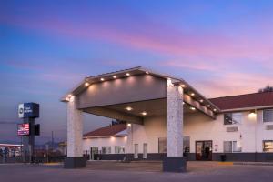 a gas station at night with lights on it at Best Western Montrose Inn in Montrose +37 photos