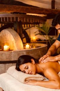 a woman getting a massage from a man at Moulin Lombard B&B Chambre et table d Hôtes Massages & Bien-être in Les Arcs sur Argens