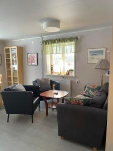 a living room with two couches and a table at Villa nära Järvsö in Järvsö