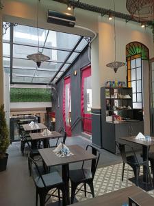 a restaurant with tables and chairs in a room at ANDÉN by FMA Coliving in Salta