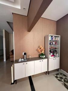 a room with a white cabinet with flowers on it at HOTEL PLAZA PONTES e LACERDA in Pontes e Lacerda