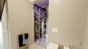 a bathroom with a mirror and a sink at Bridge's House - a 50 mt dalla spiaggia e da tutti i servizi! in Pescara