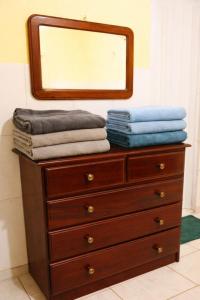 a dresser with a mirror and towels on it at Ybirá - Casa Inteira no Centro de Alter do Chão in Alter do Chao
