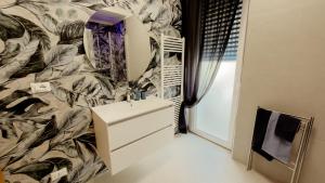 a bathroom with a sink and a mirror at Bridge's House - a 50 mt dalla spiaggia e da tutti i servizi! in Pescara +38 photos