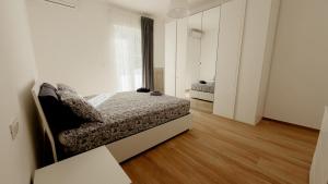 a bedroom with a bed and a chair in it at Bridge's House - a 50 mt dalla spiaggia e da tutti i servizi! in Pescara