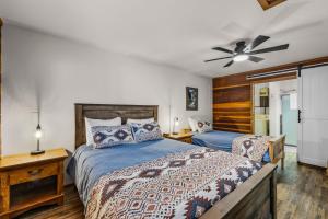 a bedroom with a bed and a ceiling fan at 4 Jay Lane in Sunriver